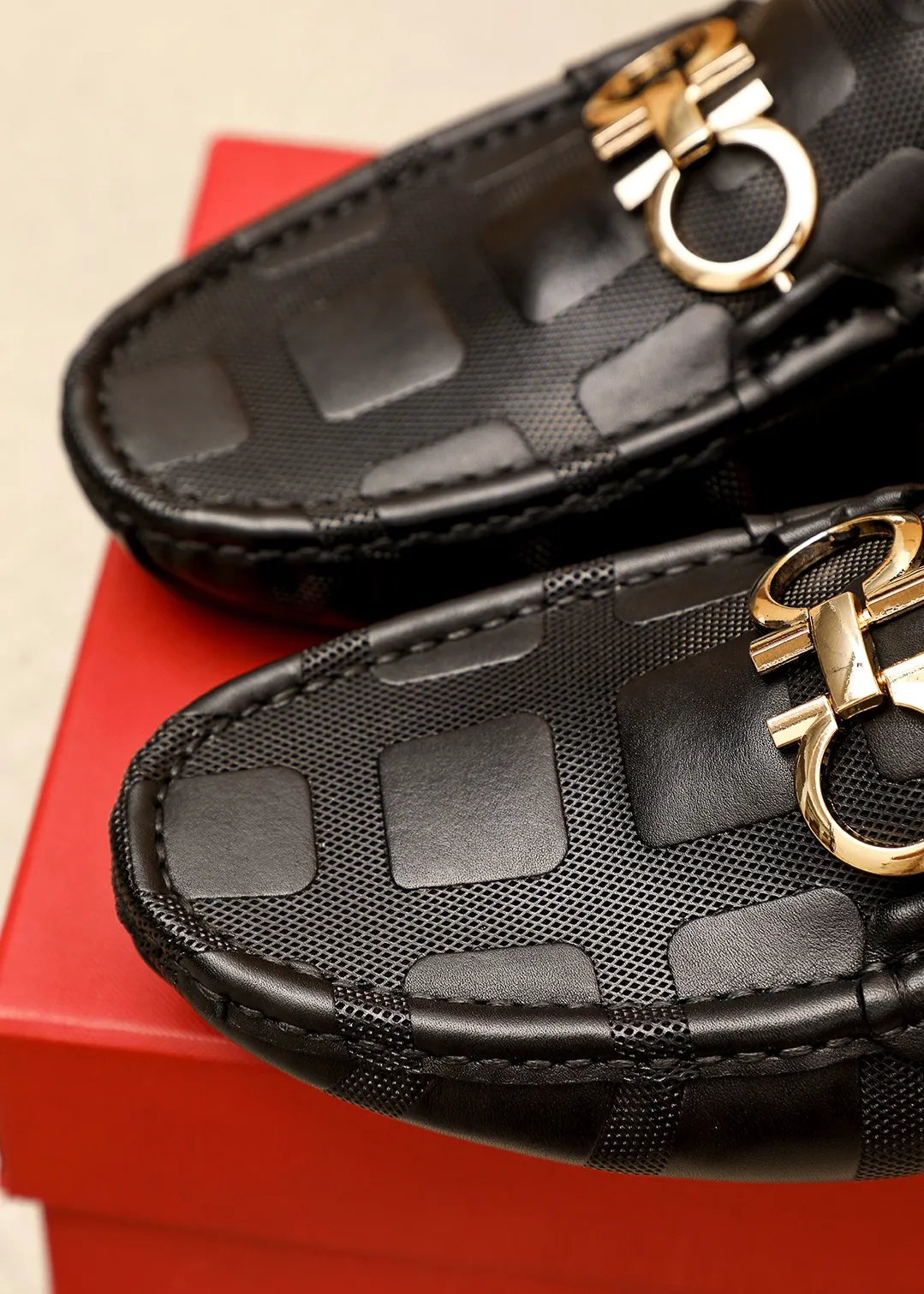 Men's shoes 💰360 💐 Product trademark: Ferragamo "Ferragamo" bean shoes Regular size: 38-44 (45.46🉑️customized) Product materials: Selected imported calfskin embossed upper + classic hardware buckle, imported pig leather lining. Strong three-dimensional visual effect, original outsole color: 1⃣️color optional